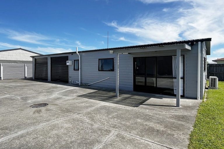 Photo of property in 26 Cumberland Place, Kelvin Grove, Palmerston North, 4414