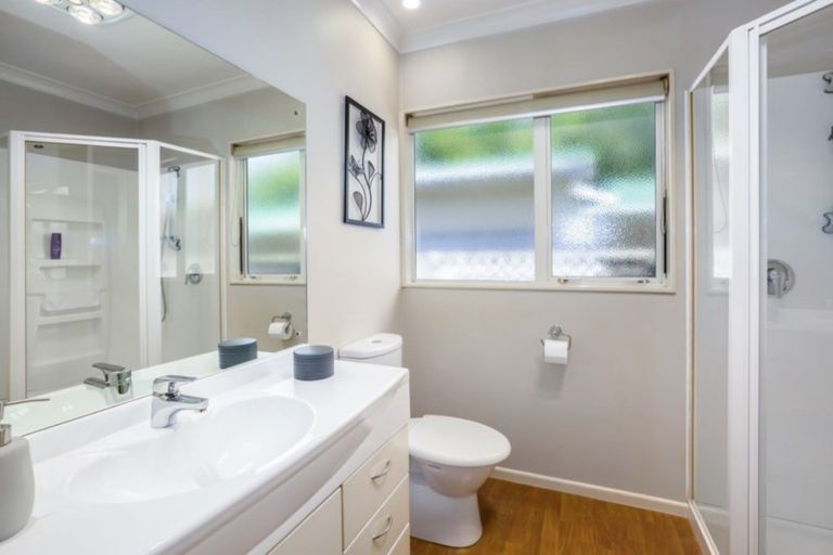 Photo of property in 9b Pinkerton Grove, Newlands, Wellington, 6037