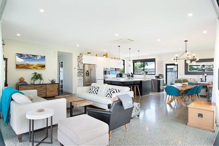 Photo of property in 3 Shamrock Lane, Te Atatu Peninsula, Auckland, 0610