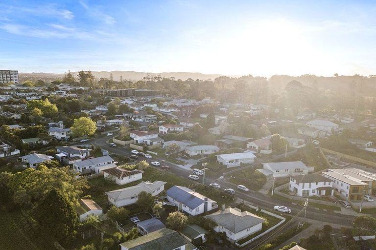 Photo of property in 22 Sarona Avenue, Glen Eden, Auckland, 0602