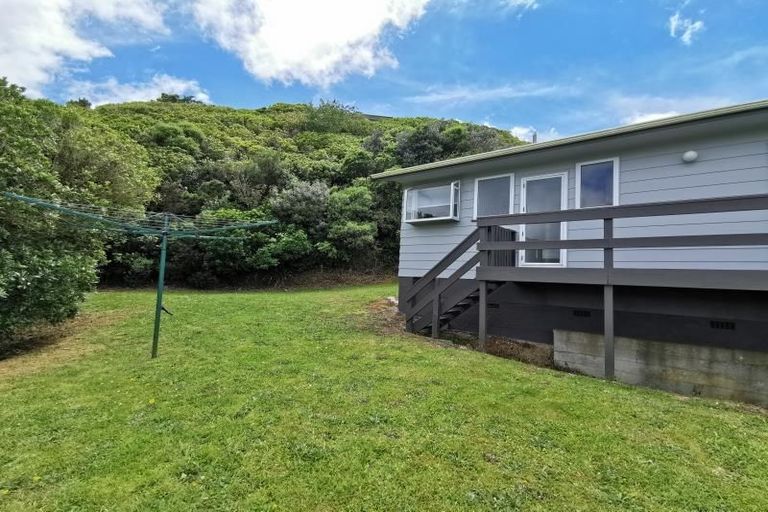 Photo of property in 12 Evesham Place, Newlands, Wellington, 6037