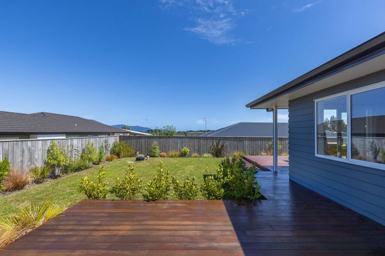 Photo of property in 11 Karearea Avenue, Waikanae, 5036