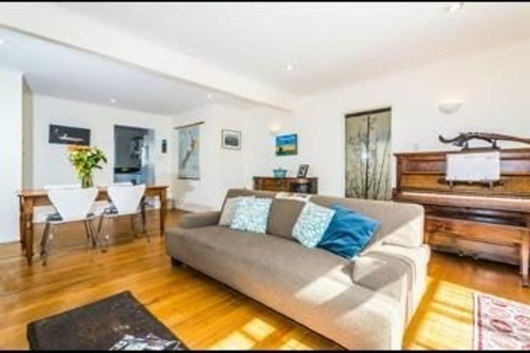 Photo of property in 40 Pupuke Road, Hillcrest, Auckland, 0627