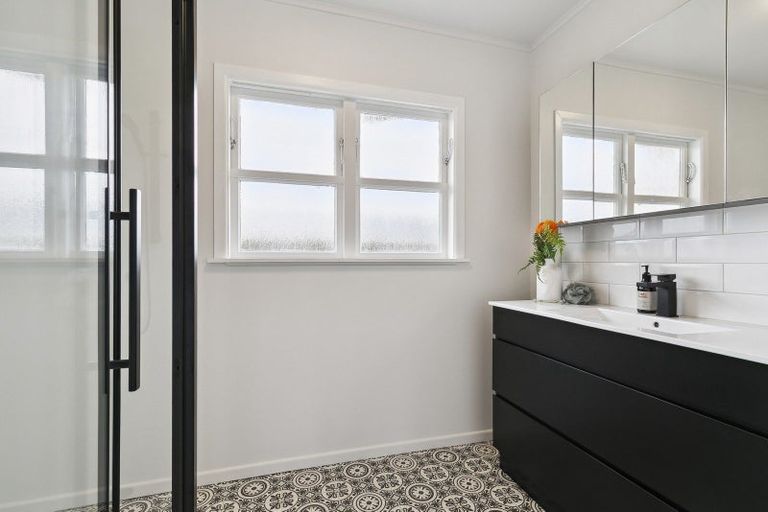 Photo of property in 16 Stewart Drive, Newlands, Wellington, 6037