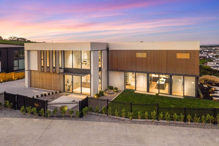 Photo of property in 15 Ridgelea Road, Long Bay, 0792