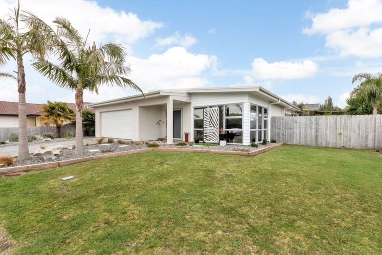 Photo of property in 18 Resolution Place, One Tree Point, 0118
