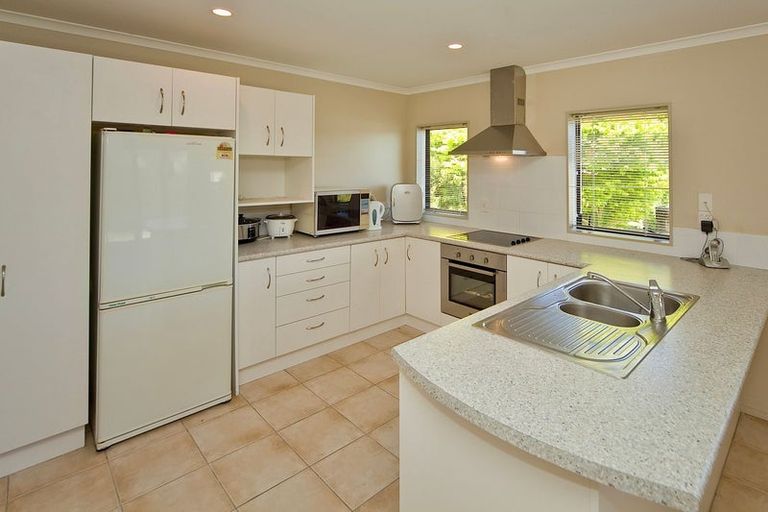 Photo of property in 3 Jomard Terrace, Northcross, Auckland, 0632