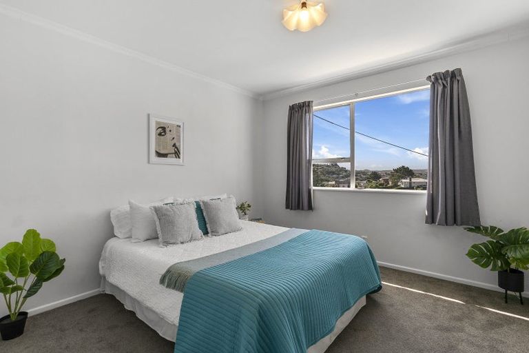 Photo of property in 3 Lomond Street, Newlands, Wellington, 6037
