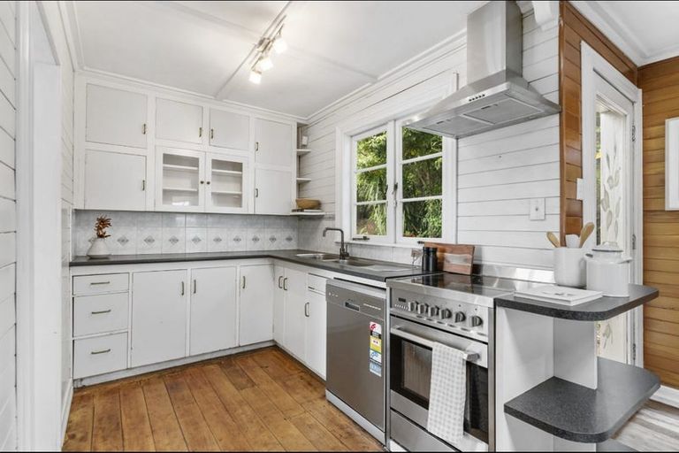 Photo of property in 70 Pleasant Road, Glen Eden, Auckland, 0602