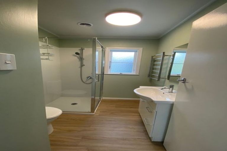 Photo of property in 64 Newlands Road, Newlands, Wellington, 6037