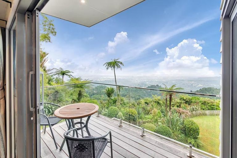 Photo of property in 23 Quinns Road, Waiatarua, Auckland, 0612