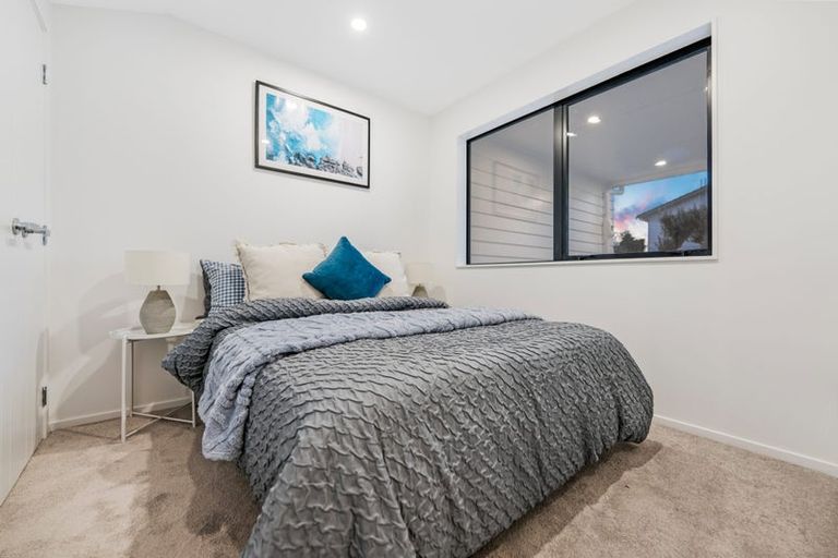 Photo of property in 2/14 Sabot Place, Massey, 0614