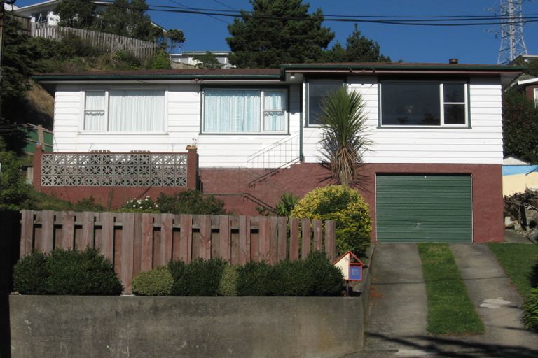 Photo of property in 15 Lomond Street, Newlands, Wellington, 6037