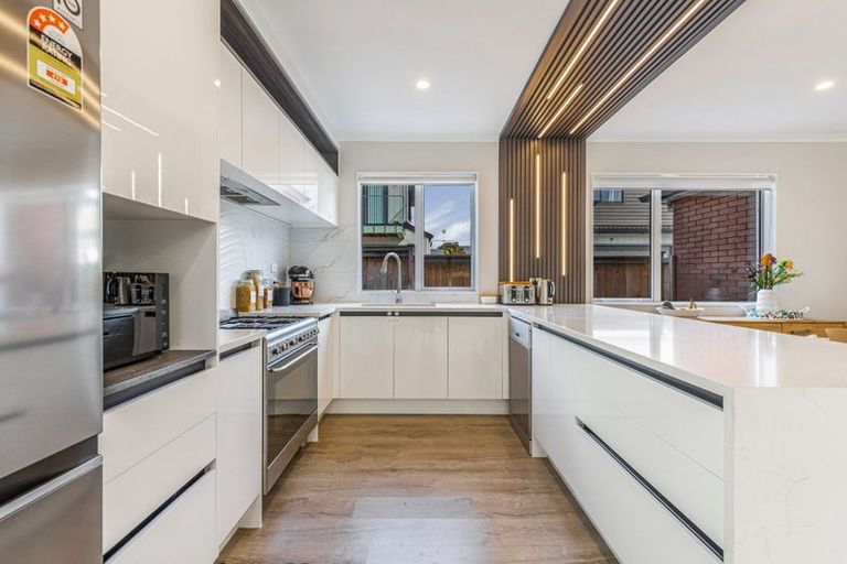 Photo of property in 5 Dawnhaven Drive, Te Atatu Peninsula, Auckland, 0610