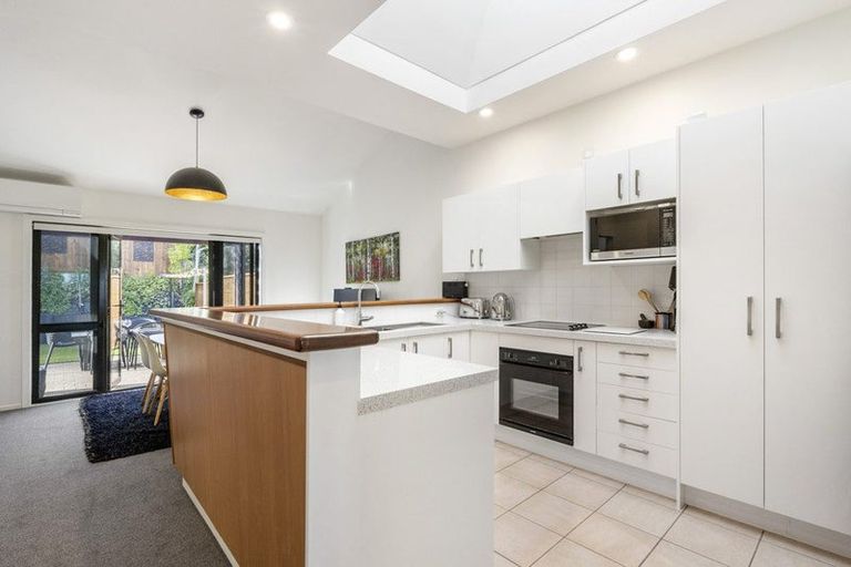 Photo of property in 10/8 Tobago Place, Sunnynook, Auckland, 0620
