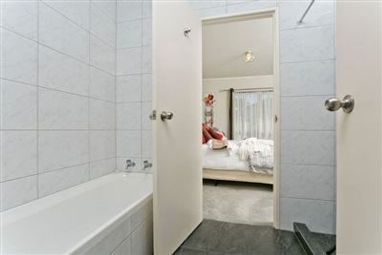 Photo of property in 4 Owl Court, Unsworth Heights, Auckland, 0632