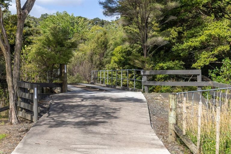 Photo of property in 1056 Peak Road, Helensville, 0875