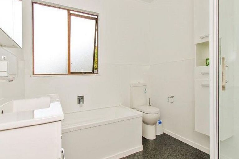 Photo of property in 16 Sylvan Crescent, Te Atatu South, Auckland, 0610