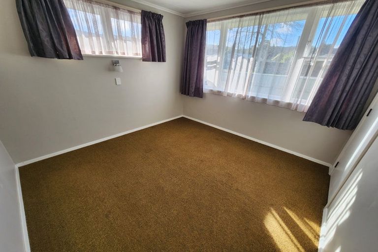Photo of property in 1/6 Moeraki Road, Maoribank, Upper Hutt, 5018