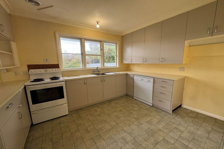Photo of property in 12 Wincanton Place, Awapuni, Palmerston North, 4412
