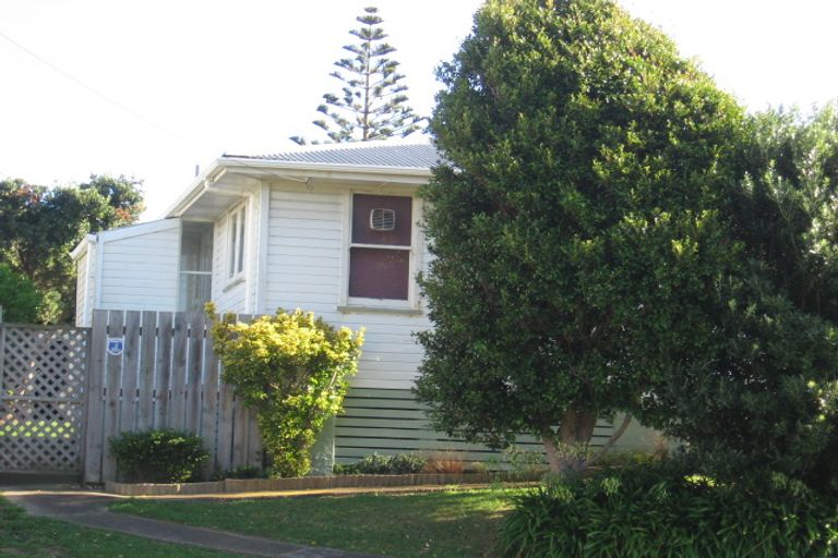 Photo of property in 2 Taupiri Crescent, Titahi Bay, Porirua, 5022