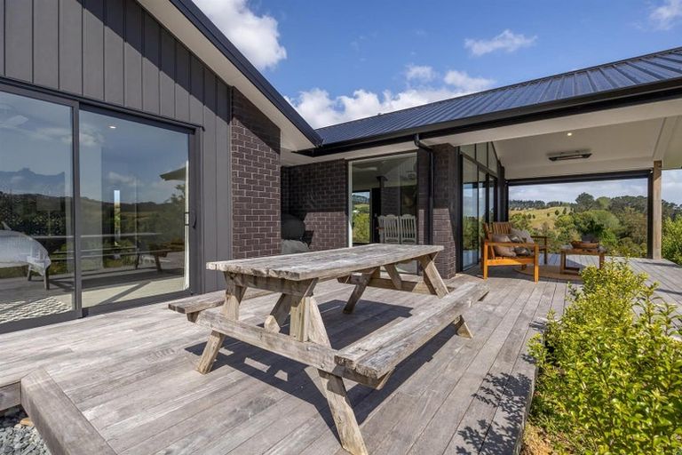 Photo of property in 1056 Peak Road, Helensville, 0875