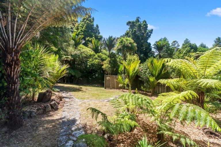 Photo of property in 127 Woodlands Park Road, Titirangi, Auckland, 0604