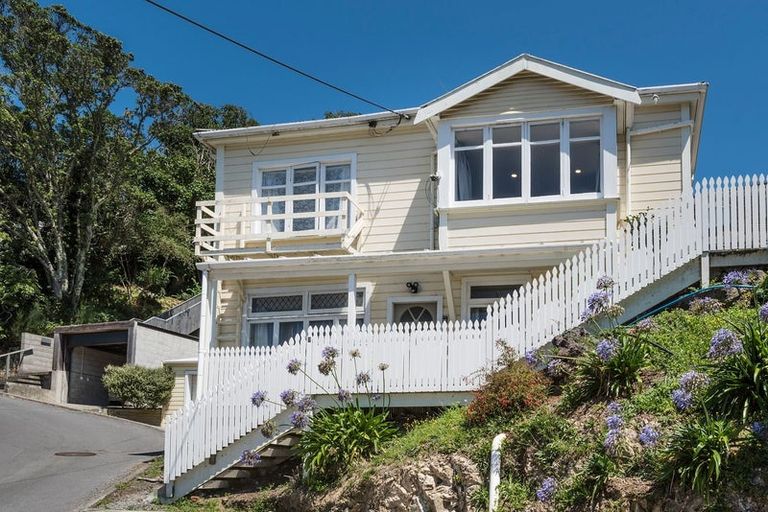 Photo of property in 2 Kopiko Way, Brooklyn, Wellington, 6021