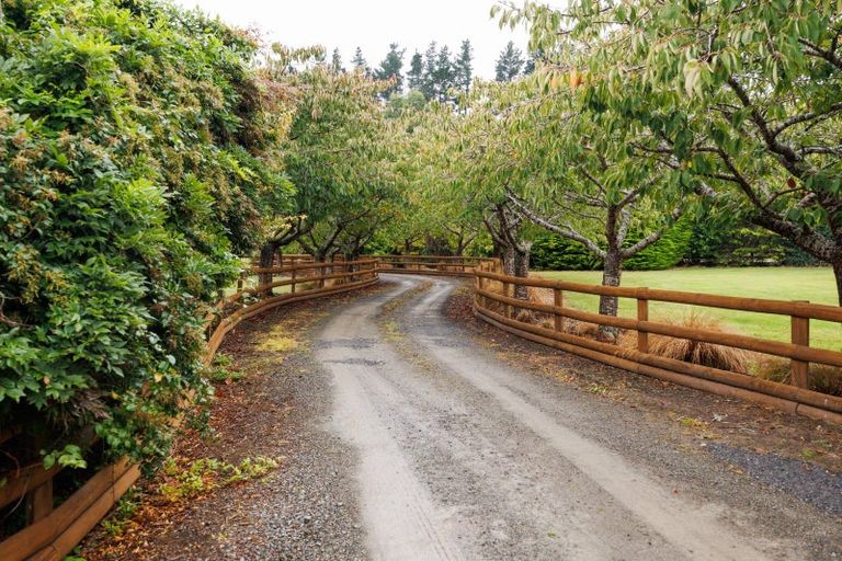 Photo of property in 46 Turitea Road, Fitzherbert, Palmerston North, 4472