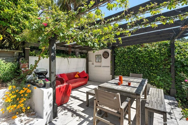 Photo of property in 18 Creswick Terrace, Northland, Wellington, 6012