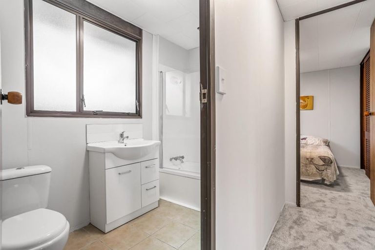 Photo of property in 2/5 Compass Place, Te Atatu Peninsula, Auckland, 0610