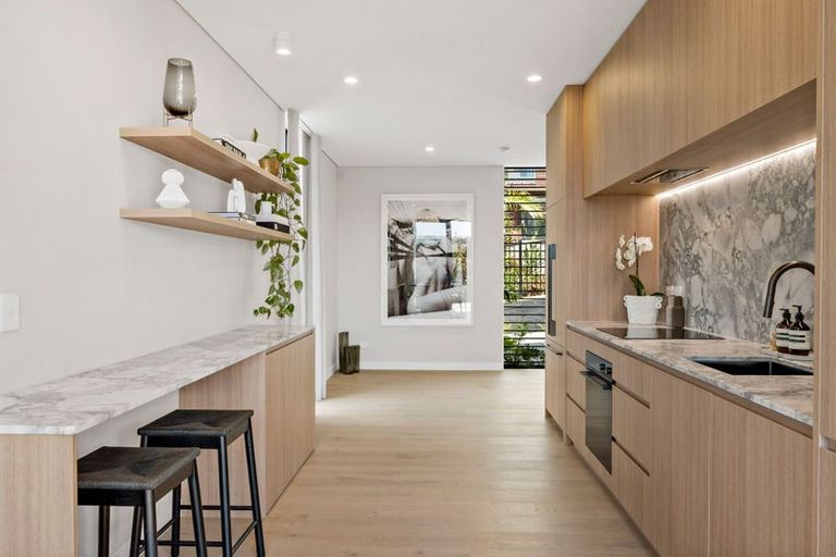 Photo of property in 21d Arahia Street, Northcote, Auckland, 0627