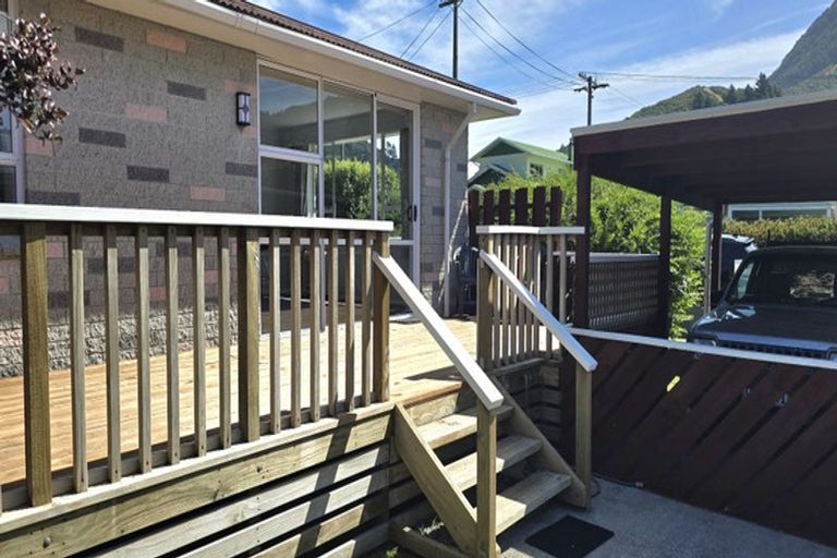Photo of property in 46 York Street, Picton, 7220