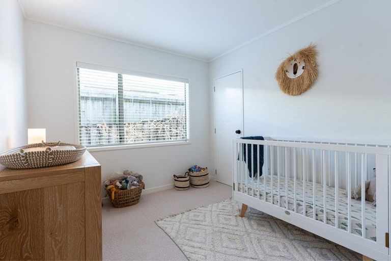 Photo of property in 1/45 Unsworth Drive, Unsworth Heights, Auckland, 0632