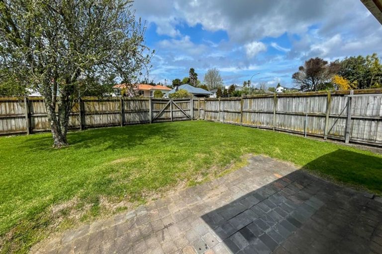 Photo of property in 12 Gill Avenue, Te Atatu Peninsula, Auckland, 0610
