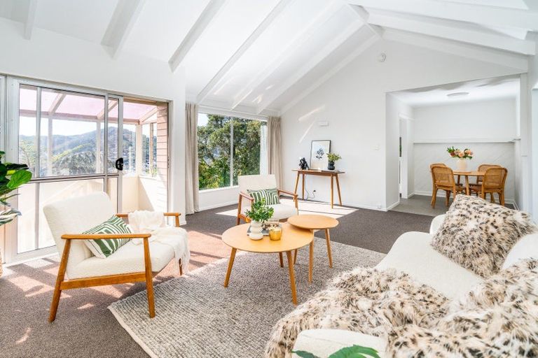 Photo of property in 11 Selkirk Way, Karori, Wellington, 6012