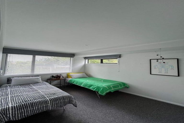 Photo of property in 56 Valley View Road, Glenfield, Auckland, 0629