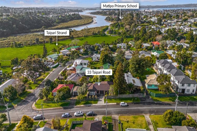 Photo of property in 33 Taipari Road, Te Atatu Peninsula, Auckland, 0610