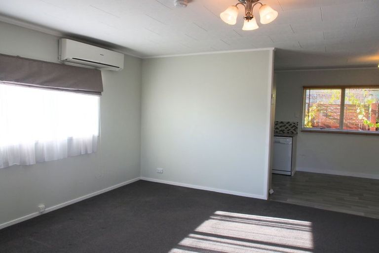 Photo of property in 8 Katrina Place, Massey, Auckland, 0614