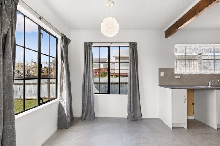 Photo of property in 14 Imperial Place, Henderson, Auckland, 0612