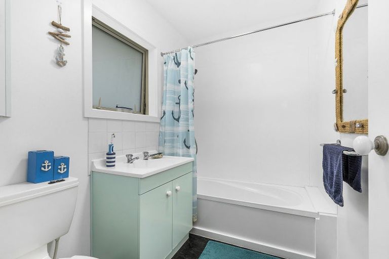 Photo of property in 2/420 Queens Drive, Lyall Bay, Wellington, 6022