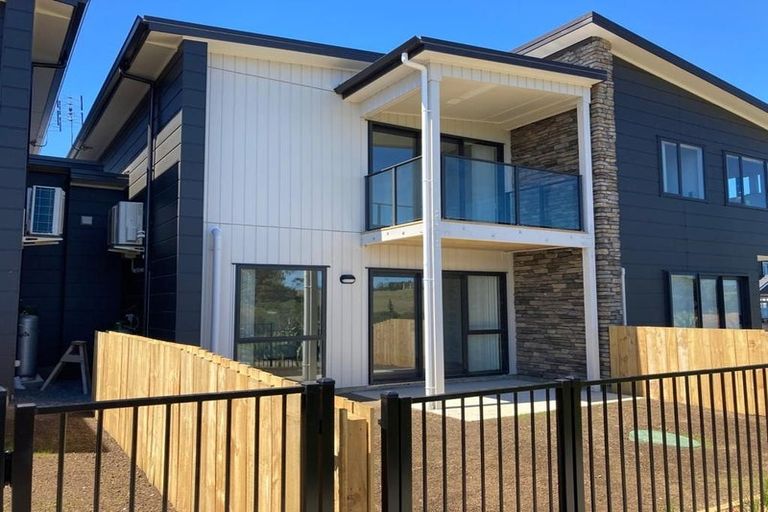 Photo of property in 2/60 Hayfield Way, Karaka, Papakura, 2580