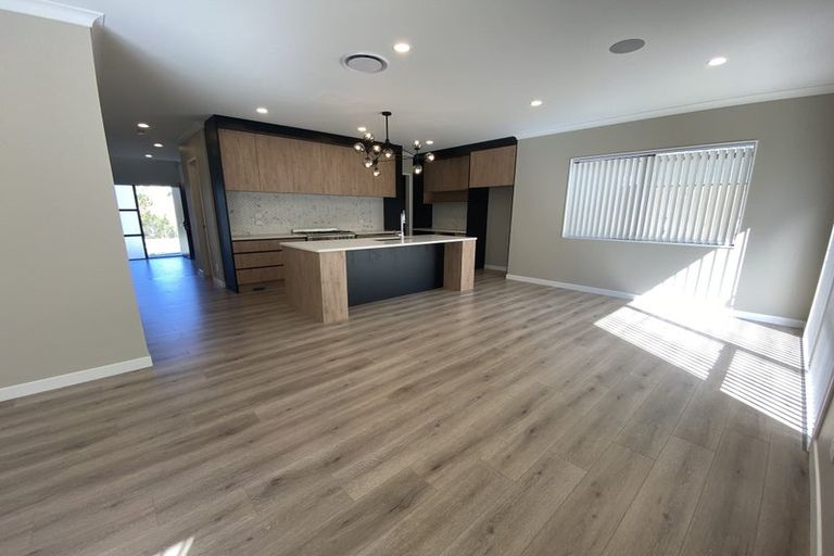 Photo of property in 30 Godfrey Drive, Orewa, 0931