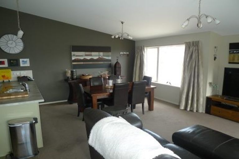 Photo of property in 80c Stewart Drive, Newlands, Wellington, 6037