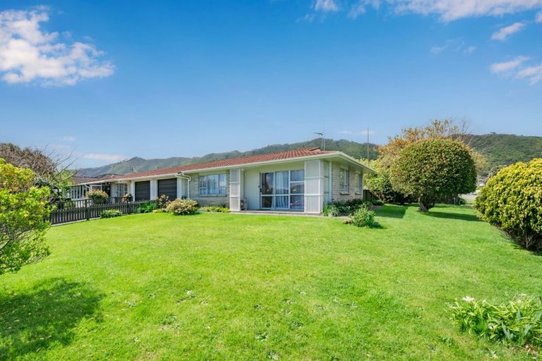 Photo of property in 1 Graham Grove, Waikanae, 5036