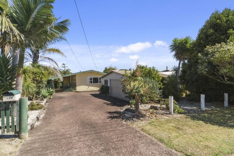 Photo of property in 14 Renata Crescent, Te Atatu Peninsula, Auckland, 0610