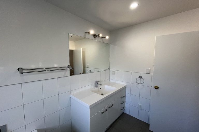 Photo of property in 2 Framalda Place, Conifer Grove, Takanini, 2112