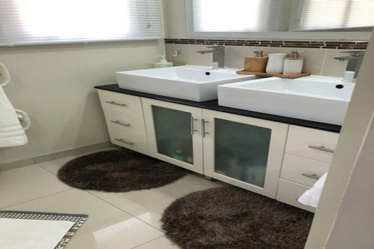 Photo of property in 32 Exeter Place, Unsworth Heights, Auckland, 0632