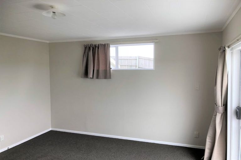 Photo of property in 47f2 Edgecombe Street, Newlands, Wellington, 6037
