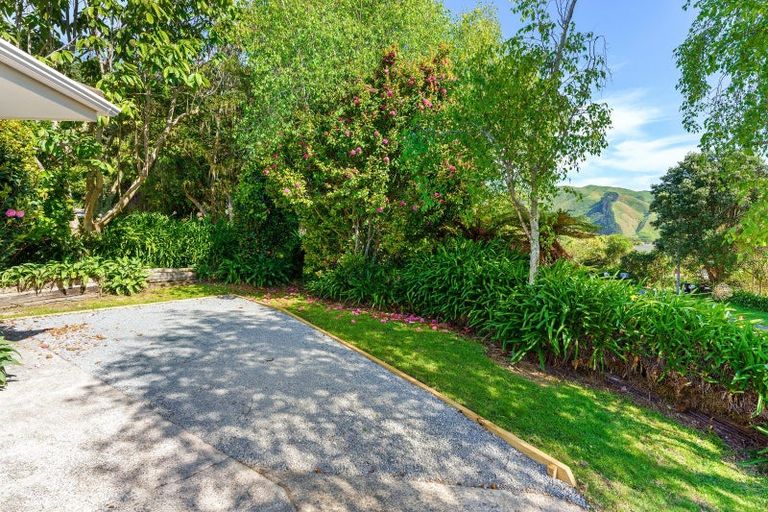 Photo of property in 61 Kakariki Grove, Waikanae, 5036